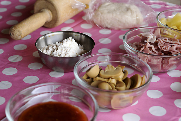 포토 JPG 해외이미지 음식 빵 분홍색 백그라운드 크리스마스 탁자 주택 피자 파스타 요리 사람없음 목재 케이크 주방 요식업 식당 요리사 식사 버섯 빵집 수확 흰색 하트 시골 신선 고명 맛 아침식사 먹기 파인애플 준비 복고 반죽 만들기 롤 밀가루 레시피 성분 이스트 제빵사 핸드메이드 호밀 해외포토 모양 나무 직업 기념일 산업 컬러 가구 컨셉 농업 과일 재료 모션 디저트 곡류 패스트푸드 서양음식 건물 상점 가루 열대과일 파일형식 이미지허브