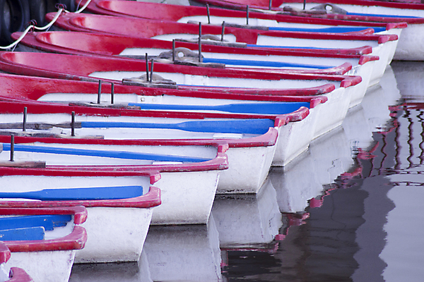 포토 JPG 해외이미지 호수 휴가 휴식 사람없음 빨간색 물 파란색 보트 온라인 해외포토 자연요소 컬러 컨셉 배_교통 파일형식 이미지허브