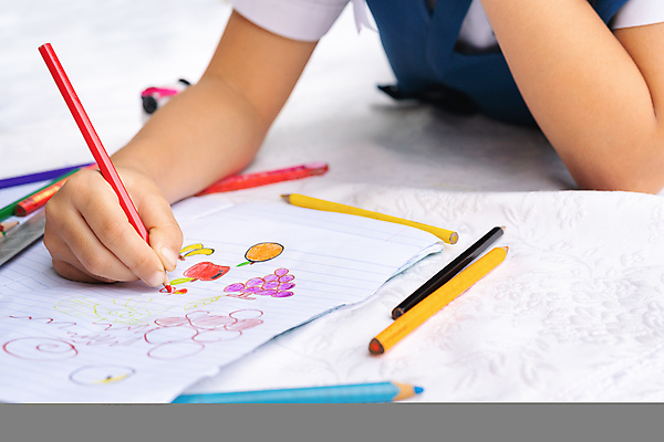 포토 JPG 해외이미지 학생 손 여학생 여자 교육 종이 어린이 백그라운드 컨셉 생각 교실 학교 탁자 사람 사람없음 스터디 금발 독서 연필 펜 시험 흰색 자녀 잡기 그리기 작음 편지 집중 책상 그림 팔 언니 개발 고립 천진난만 초보 해외포토 헤어스타일 컬러 가구 가족 모션 학용품 신체부위 학습 필기구 크기 자매 파일형식 이미지허브