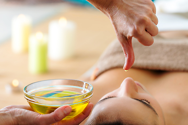 포토 JPG 해외이미지 라이프스타일 손 여자 얼굴 컨셉 휴식 스트레스 건강 한명 치료 머리 건강관리 스파 흐름 약재 마사지 분위기 떨어짐 허브 복지 유기농 예방 테라피 조작 해외포토 식물 1 웰빙 의학 관리 사람 생활 신체부위 뷰티 약 사회이슈 파일형식 이미지허브