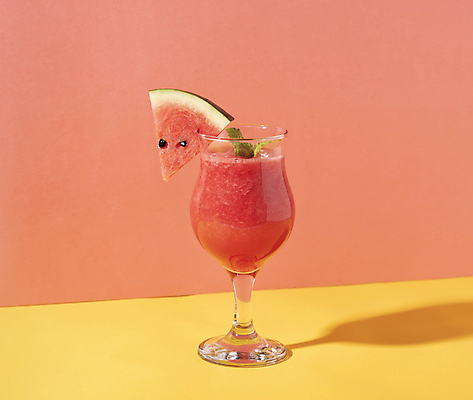 포토 JPG 해외이미지 와인잔 수박 실내 그림자 사람없음 민트 수박주스 코랄배경 해외포토 백그라운드 술잔 과일 내부 과일주스 허브 파일형식 코랄 이미지허브