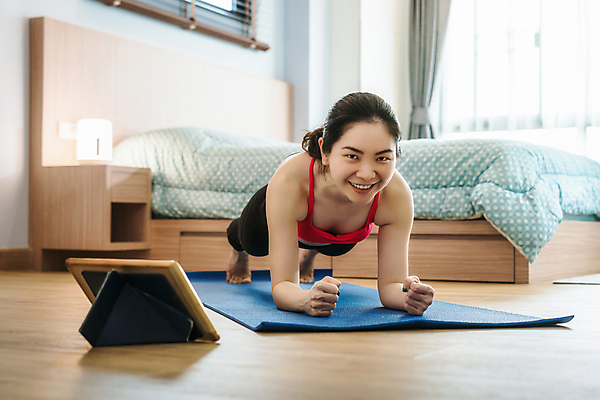 포토 JPG 해외이미지 라이프스타일 웰빙 여자 교육 행복 스포츠 요가 교실 거리 주택 건강 한명 동양인 노트북 운동복 운동 널 질병 유연 집중 연습 체조 온라인 동영상 바디케어 소셜 필라테스 생존 해외포토 1 옷 감정 컨셉 의학 학교 사람 인종 건물 생활 전자제품 파일형식 이미지허브