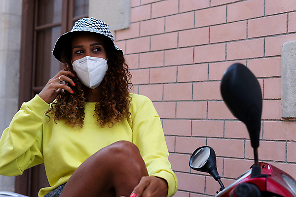 포토 JPG 해외이미지 여자 안경 통신 모바일 휴가 대화 가면 한명 사람 앉기 성인 야외 스마트폰 햇빛 검은색 외침 타이핑 시원함 부름 브라질 스타일 브라질사람 해외포토 1 잡화 컬러 모션 말하기 핸드폰 스마트기기 태양 소리 남아메리카 파일형식 이미지허브