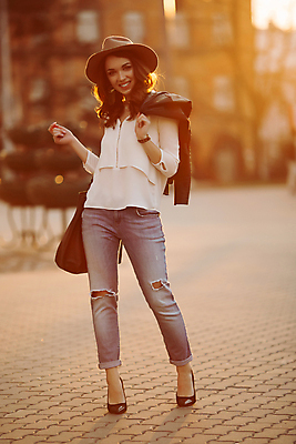 포토 JPG 해외이미지 백인 모델 라이프스타일 옷 여자 행복 포즈 장신구 거리 한명 사람 야외 유행 세일 일몰 재킷 기쁨 청바지 도시 시원함 복고 긍정 스타일 힙스터 해외포토 서양인 1 패션 감정 컨셉 바지 생활 노을 외투 파일형식 이미지허브