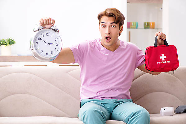 포토 JPG 해외이미지 남자 시계 실내 한명 들기 앉기 상반신 성인 앞모습 놀람 구급상자 성인남자한명만 해외포토 1 감정 뷰포인트 모션 표정 사람 내부 의료용품 남자한명만 성인남자만 파일형식 이미지허브