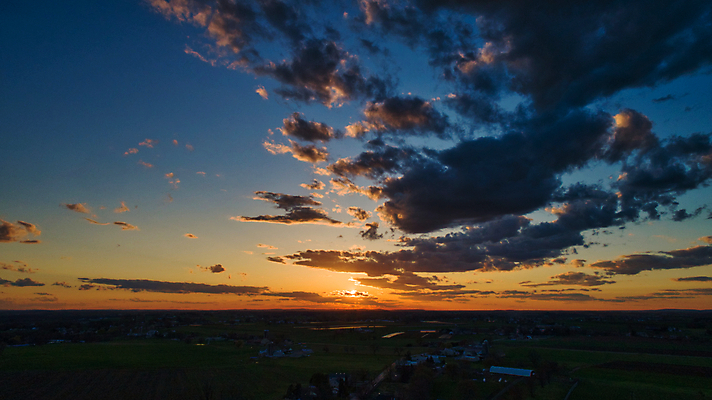 포토 JPG 해외이미지 나무 구름 계절 백그라운드 밭 농업 자연 하늘 아침 주택 안테나 옥수수 풍경 사람없음 야외 건물 초록색 여름 파란색 농작물 햇빛 태양 농장 농경지 일출 황혼 일몰 새벽 수확 시골 낟알 땅 밀 장면 외양간 드론 밭일 사일로 수평선 해외포토 주간 자연요소 식물 건축물 산업 컬러 통신 곡류 노을 생태계 파일형식 이미지허브