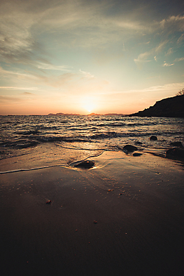 포토 JPG 해외이미지 주간 파도 자연 휴식 풍경 해변 사람없음 야외 햇빛 태양 평화 일몰 경관 해외포토 자연요소 바다 컨셉 노을 생태계 파일형식 이미지허브