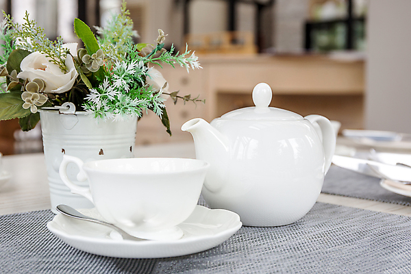 포토 JPG 해외이미지 전통 영어 음료 탁자 사람없음 컵 세트 카페 수확 골동품 흰색 뜨거움 도자기 차 냄비 찻잔 찻주전자 해외포토 문자 식기 컬러 가구 농업 주전자 잔 상점 솥 파일형식 이미지허브