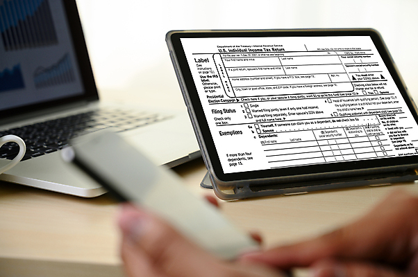 포토 JPG 해외이미지 종이 백그라운드 돈 비즈니스 사람없음 금융 경제 사무실 숫자 펜 공백 계산기 업무 비즈니스맨 계산 플랫 책상 분석 서비스 보고서 서식 문서 파일 법 이익 수익 회계 빚 리뷰 마감 세금 수입 예산 정부 환불 회계사 과세 해외포토 직업 문자 남자 가구 컨셉 문구용품 필기구 장비 작업 직장인 재산 파일형식 이미지허브