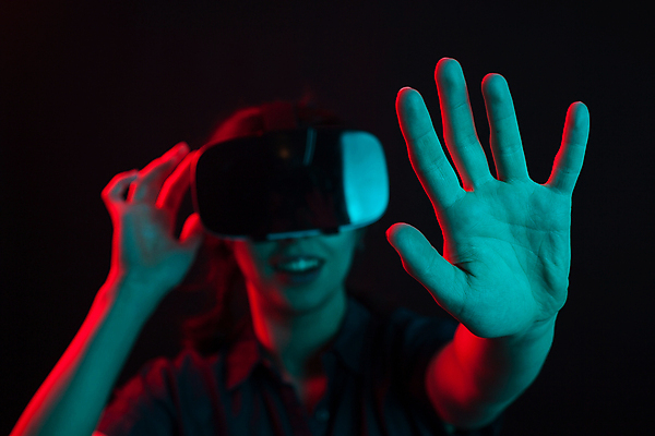 포토 JPG 해외이미지 여자 한명 손짓 상반신 성인 앞모습 손들기 스마트 하이테크 조절 손뻗기 착용 웨어러블 가상현실 성인여자한명만 오큘러스 VR기기 해외포토 1 뷰포인트 컨셉 모션 기술 사람 기계 여자한명만 성인여자만 파일형식 이미지허브