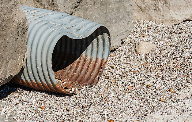 포토 JPG 해외이미지 산업 모래 조개 건조 사람없음 야외 환경 금속 손상 장비 바위 구멍 터널 부식 먼지 암초 튜브 배수구 깨짐 옛날 철강 파이프라인 하수 해외포토 길 컨셉 재질 어패류 물 돌_바위 파이프_관 파일형식 이미지허브