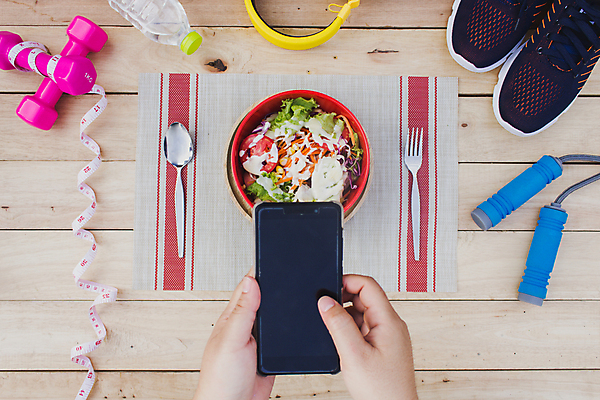포토 JPG 해외이미지 라이프스타일 식기 손 운동화 다이어트 줄자 들기 사람없음 신체부위 스마트폰 건강관리 운동기구 아령 샐러드 식탁보 나무바닥 줄넘기 해외포토 음식 신발 모션 바닥 자 건강 관리 사람 생활 핸드폰 스마트기기 운동 헬스 파일형식 이미지허브