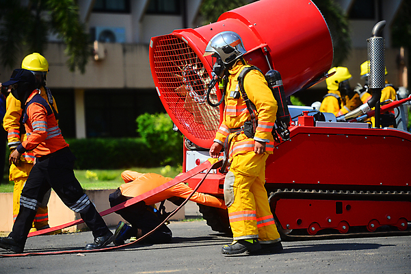 포토 JPG 해외이미지 주간 전신 여러명 성인 야외 옆모습 걷기 소방관 소방 준비 소방기구 소방장비 화재진압 성인만 해외포토 자연요소 뷰포인트 다수 모션 사람 장비 기구 구조원 화재 진압 파일형식 이미지허브