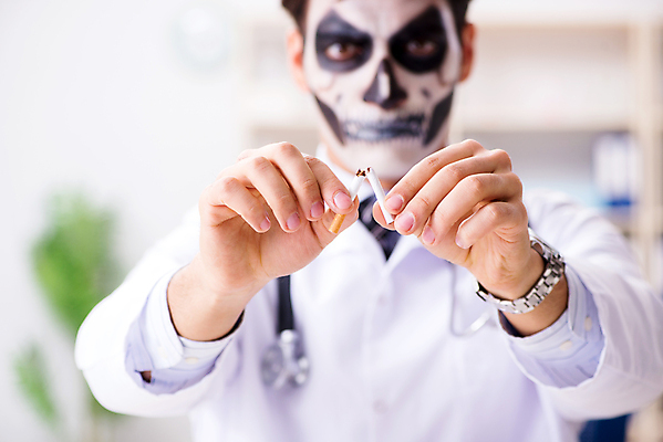 포토 JPG 해외이미지 손 남자 해골 한명 들기 상반신 성인 아웃포커스 신체부위 분장 의사 결심 자르기 금연 담배꽁초 단절 페이스페인팅 성인남자한명만 해외포토 1 캠페인 컨셉 모션 뼈 담배 촬영기법 사람 의료진 사회이슈 남자한명만 성인남자만 파일형식 이미지허브