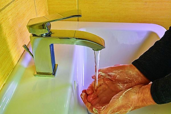 포토 JPG 해외이미지 백인 아이콘 손 남자 백그라운드 컨셉 손가락 주택 건강 사람 성인 사람없음 물 햇빛 거품 젖음 욕실 흰색 액체 바이러스 위생 씻기 빨래 피부 싱크대 수도꼭지 예방 싸움 비누 분무기 닦기 팔 반대 박테리아 고립 돌봄 위생관리 헬프 효과 해외포토 자연요소 서양인 컬러 가사 의학 모션 관리 건물 신체부위 위생용품 태양 청결 도움 개수대 파일형식 이미지허브