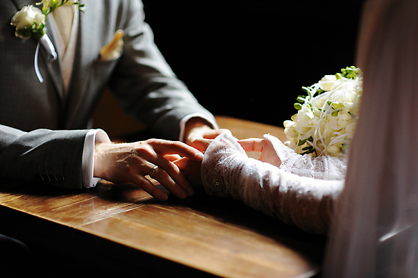 포토 JPG 해외이미지 백인 손 커플 드레스 여자 남자 꽃 행복 장갑 결혼 2 손가락 결혼식 함께함 관리 사랑 사람없음 교회 검은색 흰색 축하 반지 황금 닫기 보석 약혼 넣기 해외포토 서양인 식물 잡화 옷 감정 컬러 컨셉 장신구 관계 종교건축 모션 사람 이벤트 건물 신체부위 광석 약속 파일형식 이미지허브