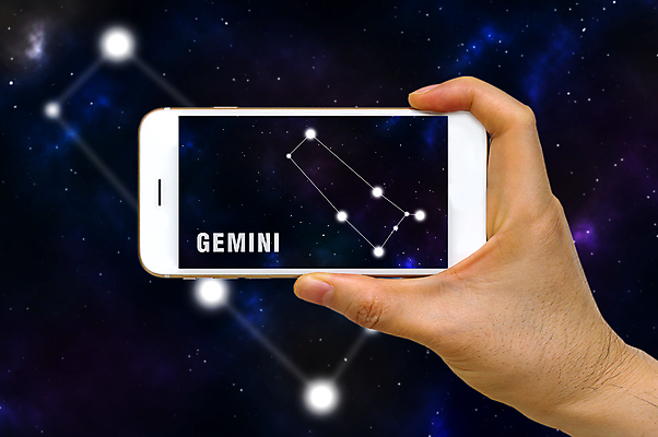 포토 JPG 해외이미지 별 컨셉 인터넷 하늘 모바일 미래 사람없음 빛 스마트폰 핸드폰 태양 우주 디지털 스크린 별자리 행성 분위기 어플리케이션 야간 스마트 사인 은하계 점성술 시스템 신화 천문학 쌍둥이자리 가상 가상현실 현실 해외포토 자연요소 교육 전자제품 스마트기기 파일형식 이미지허브