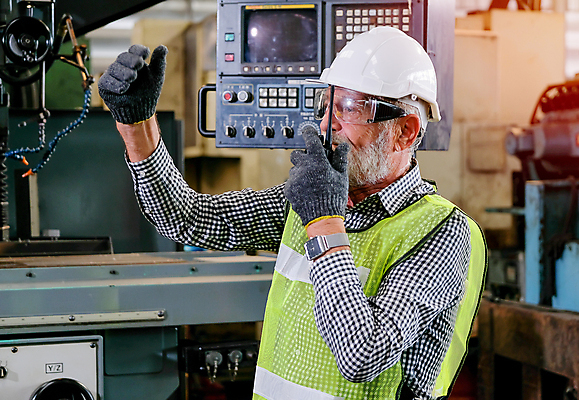 포토 JPG 해외이미지 식물 직업 응시 남자 유럽 산업 안경 얼굴 유니폼 공장 설계 노동자 직장 실내 한명 서기 안전 사람 성인 건물 기계 장비 과학기술 작업 기술자 제조 보호 감독 헬멧 시설 경영자 보안 공학 유지 옛날 제어 지원 헬프 해외포토 1 건축물 시선 잡화 옷 교육 나라 컨셉 회사 공업 모션 기술 내부 신체부위 도움 보호장비 리더 파일형식 이미지허브