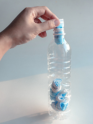 포토 JPG 해외이미지 손 디자인 얼굴 백그라운드 컨셉 건강 가면 안전 사람없음 세로 파란색 펼침 장비 간호사 흰색 면 바이러스 보호 질병 쓰레기 폐기물 위험 플라스틱 오브젝트 예방 감염 롤 고립 돌봄 접기 제어 중고 해외포토 컬러 의학 모션 재질 신체부위 의료진 파일형식 이미지허브