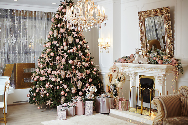 포토 JPG 해외이미지 나무 계절 행복 크리스마스 공 창문 아침 휴가 새로움 아파트 주택 기념 요정 실내 선물 사람없음 내부 장식 초록색 빛 상자 축제 화환 카펫 방 흰색 축하 황금 클래식 고급 편안함 담요 연도 벽난로 마법 전나무 리빙 광 해외포토 주간 식물 기념일 꽃 감정 컬러 컨셉 건물 감각 파일형식 이미지허브