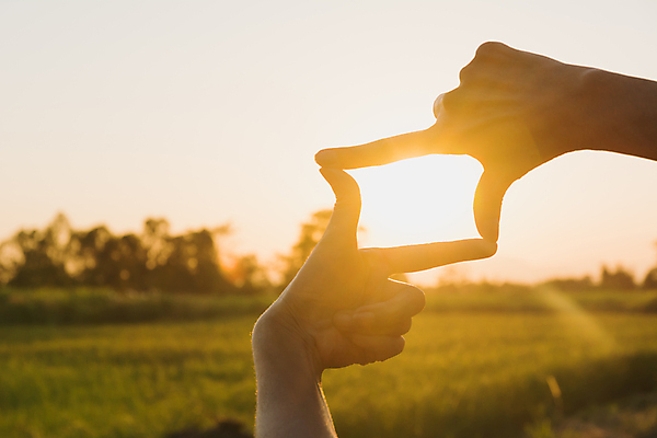 포토 JPG 해외이미지 주간 손 실루엣 하늘 풍경 손짓 야외 아웃포커스 신체부위 태양 일출 해외포토 자연요소 모션 촬영기법 사람 노을 파일형식 이미지허브