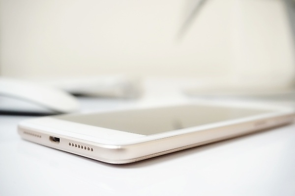 포토 JPG 해외이미지 디자인 종이 안경 커피 백그라운드 컨셉 인터넷 비즈니스 탁자 모바일 선인장 사람없음 컵 노트북 스마트폰 핸드폰 컴퓨터 사무실 펜 우주 스크린 검은색 공책 공백 머그컵 흰색 키보드 업무 작업실 플랫 정상 디자이너 스마트 책상 레이아웃 머리위 위치 스타일 힙스터 해외포토 식물 직업 식기 잡화 패션 음료 컬러 가구 문구용품 전자제품 스마트기기 필기구 작업 파일형식 이미지허브