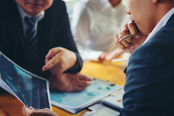 포토 JPG 해외이미지 백인 직업 여자 남자 비즈니스 통신 회의 협력 설계 노동자 아이디어 함께함 실내 대화 사람 동양인 두명 노트북 컴퓨터 사무실 방 업무 작업 비즈니스맨 비즈니스우먼 발표 그룹 대표 토론 동료 경영자 경영 프로젝트 브레인스토밍 해외포토 서양인 컨셉 관계 말하기 인종 내부 전자제품 직장인 리더 파일형식 이미지허브