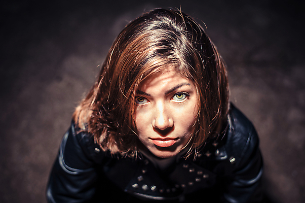 포토 JPG 해외이미지 백인 모델 1 응시 여자 감정 얼굴 포즈 갈색머리 한명 사람 10대 갈색 파티 머리 유행 검은색 어둠 손전등 닫기 야간 가죽 피부 입술 그림 코 빨간머리 심각 스타일 해외포토 자연요소 서양인 헤어스타일 시선 컬러 컨셉 모션 청소년 조명 이벤트 신체부위 파일형식 이미지허브