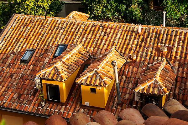 포토 JPG 해외이미지 라이프스타일 유럽 여행 컨셉 건축양식 창문 지붕 휴가 주택 돌담 파노라마 풍경 사람없음 가로 여름 여행객 정원 일몰 놀람 도시 도심 옥상 지중해 타일 즐거움 시력 스카이라인 구시가지 구식 카피스페이스 해외포토 계절 건축 감정 나라 바다 촬영기법 표정 사람 건물 생활 담장 노을 공백 돌_바위 파일형식 이미지허브