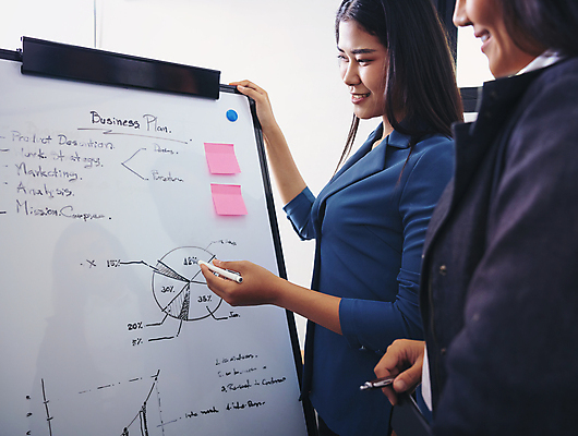 포토 JPG 해외이미지 백인 직업 여자 남자 비즈니스 통신 성공 회의 협력 설계 노동자 아이디어 직장 함께함 대화 미소 사람 성인 두명 금융 사무실 자료 업무 작업 비즈니스맨 비즈니스우먼 그룹 계획 연결 대표 토론 분석 직원 경영자 리더 비전 경영 마케팅 지원 브레인스토밍 해외포토 서양인 컨셉 회사 표정 말하기 경제 직장인 파일형식 이미지허브