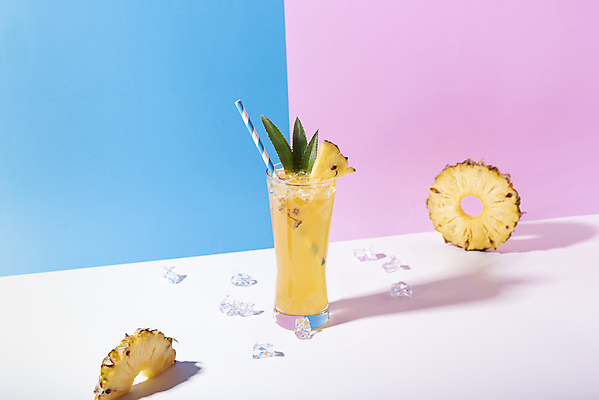 포토 JPG 해외이미지 잎 잔 실내 빨대 그림자 사람없음 얼음 파인애플 파란배경 파인애플주스 분홍색배경 해외포토 자연요소 식물 식기 분홍색 백그라운드 과일 내부 파란색 과일주스 열대과일 파일형식 이미지허브