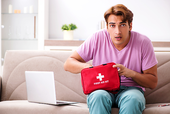 포토 JPG 해외이미지 남자 실내 한명 앉기 상반신 성인 앞모습 구급상자 찾기 성인남자한명만 해외포토 1 뷰포인트 모션 사람 내부 의료용품 남자한명만 성인남자만 파일형식 이미지허브