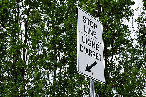 포토 JPG 해외이미지 주간 영어 지도 캐나다 화살 사람없음 야외 햇빛 금속 가리킴 지시 교차로 사인 도로표지판 법 규칙 일반 프랑스어 해외포토 자연요소 문자 도로 길 북아메리카 모션 재질 손짓 태양 표지판 파일형식 이미지허브