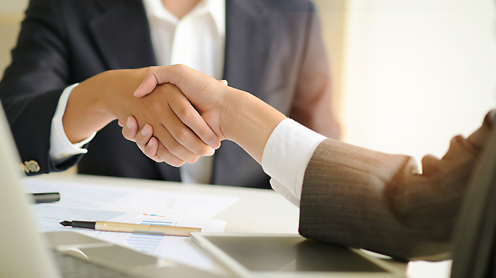 포토 JPG 해외이미지 직업 손 남자 종이 2 비즈니스 사업가 성공 노동자 악수 사람 사람없음 사무실 거래 인사 업무 비즈니스맨 비즈니스우먼 대표 토론 동료 흔들림 떨림 콜라보레이션 해외포토 여자 컨셉 관계 모션 손짓 신체부위 예절 작업 직장인 파일형식 이미지허브