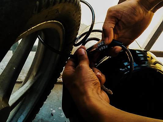 포토 JPG 해외이미지 라이프스타일 손 여자 도로 스포츠 여행 백그라운드 일러스트 교통시설 열쇠 거리 자물쇠 안전 사람없음 야외 금속 자전거 검은색 장비 흰색 도시 바퀴 보호 승차 헬멧 절도 심볼 묘사 오브젝트 순환 잠금 보안 타이어 기어 펌프 고립 바이킹 철강 해외포토 길 컬러 교통 컨셉 모션 재질 사람 생활 신체부위 바이크 범죄 보호장비 시설 파일형식 이미지허브