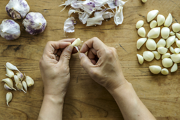 포토 JPG 해외이미지 식물 음식 백그라운드 다이어트 채소 재료 전구 손가락 도마 건강 마늘 관리 요리 사람없음 목재 주방 껍질 흰색 신선 잡기 조미료 맛 자르기 향신료 오브젝트 준비 유기농 날것 냄새 향 성분 내추럴 숙성 채식주의자 비건 해외포토 나무 손 웰빙 컬러 컨셉 모션 주방용품 채식 향미료 파일형식 이미지허브