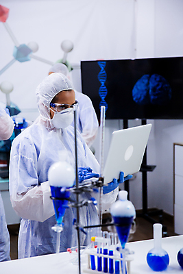 포토 JPG 해외이미지 응시 여자 남자 과학 실내 실험기구 실험 마스크 들기 상반신 성인 두명 옆모습 노트북 모니터 실험복 실험실 과학자 보안경 연구소 성인만 방호복 해외포토 직업 시선 옷 뷰포인트 모션 사람 내부 전자제품 컴퓨터 가운 안전장비 학자 파일형식 이미지허브