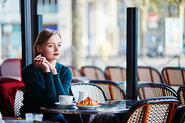 포토 JPG 해외이미지 모델 유럽 커피 음료 음식 생각 창문 유리 탁자 아침 한명 사람 성인 컵 금발 반사 유행 식당 카페 프랑스 흰색 도시 우아함 달콤 아침식사 이발 날씬함 카푸치노 에스프레소 프랑스어 배려 페스츄리 스타일 파리(프랑스) 해외포토 주간 문자 1 헤어스타일 식기 나라 빵 컬러 가구 컨셉 재질 상점 식사 맛 몸매 파일형식 이미지허브