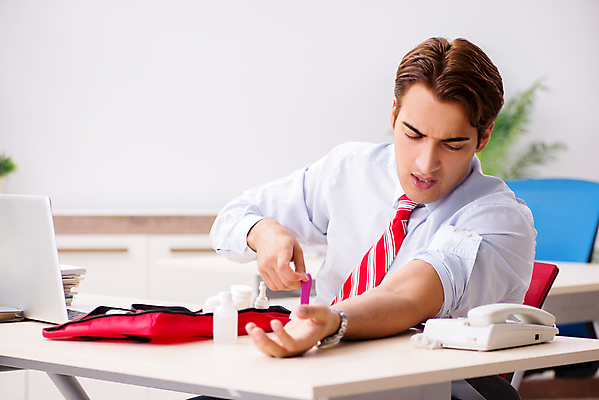 포토 JPG 해외이미지 남자 실내 한명 상반신 성인 앞모습 잡기 비즈니스맨 찡그림 구급상자 응급치료 성인남자한명만 해외포토 1 뷰포인트 비즈니스 모션 표정 사람 내부 치료 의료용품 직장인 남자한명만 성인남자만 파일형식 이미지허브