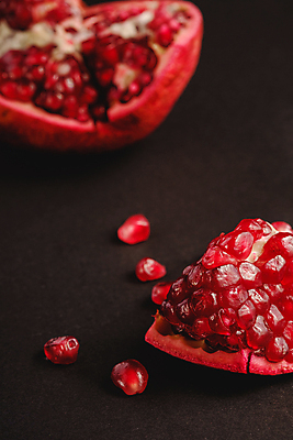 포토 JPG 해외이미지 검은배경 사람없음 낟알 날것 석류 석류알 해외포토 백그라운드 과일 검은색 파일형식 이미지허브