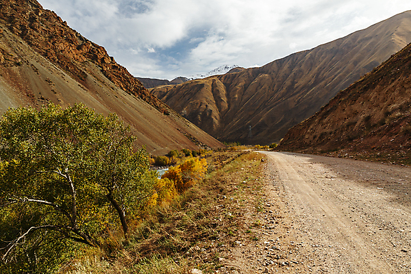 포토 JPG 해외이미지 나무 구름 아시아 도로 여행 자연 하늘 낚시 산 풍경 사람없음 물 강 컬러풀 햇빛 골짜기 계곡 폭포 하이킹 흐름 가을 바위 시골 개울 언덕 속도 부식 지역 내추럴 길가 키르기스스탄 해외포토 자연요소 식물 계절 나라 길 컬러 컨셉 교통시설 레저 빛 생태계 중앙아시아 파일형식 이미지허브