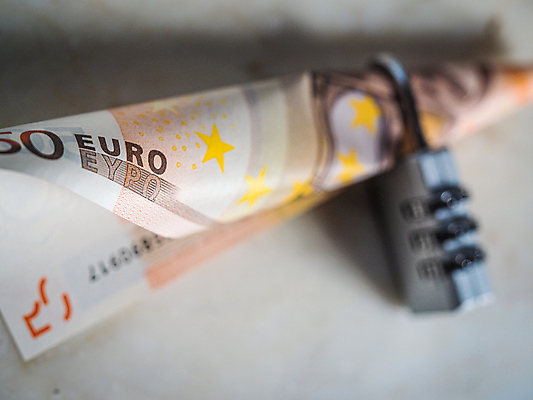 포토 JPG 해외이미지 손 유럽 장갑 돈 손가락 독일 건강 가면 사람없음 금융 경제 파란색 달러 동전 미국 이탈리아 금지 유로 프랑스 시장 질병 자르기 잠금 대출 빚 라텍스 예산 우울증 위기 유럽연합 자금 제어 유대감 해외포토 잡화 나라 컬러 북아메리카 의학 모션 신체부위 재산 보안 파일형식 이미지허브