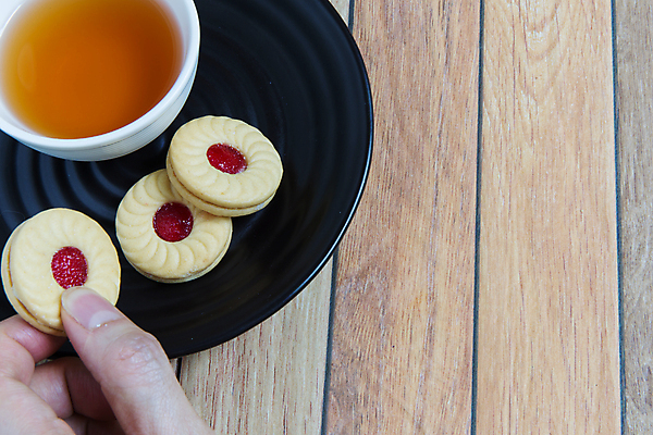 포토 JPG 해외이미지 모양 접시 음식 백그라운드 과일 휴가 휴식 디저트 주택 요리 사람없음 빨간색 노란색 크래커 쿠키 빵집 흰색 원형 차 달콤 맛 잼 설탕 굽기 가득함 크림 레시피 젤리 버터 세미나 크랜베리 페스츄리 핸드메이드 해외포토 도형 식기 열매 음료 빵 컬러 컨셉 건물 상점 소스_음식 구이 파일형식 이미지허브