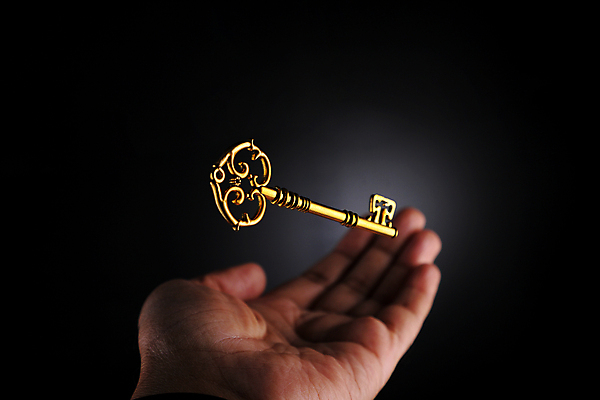 포토 JPG 해외이미지 손 컨셉 비즈니스 성공 열쇠 아이디어 손바닥 안전 사람없음 금속 수확 골동품 잡기 화려 재산 황금 오브젝트 기회 보안 보물 옛날 해외포토 농업 모션 재질 신체부위 금융 파일형식 이미지허브