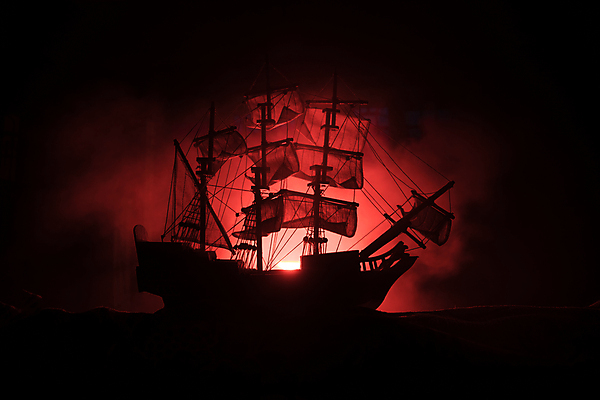 포토 JPG 해외이미지 실루엣 백그라운드 사람없음 빨간색 빛 연기 신비 해적선 돛대 해외포토 컬러 컨셉 배_교통 촬영기법 파일형식 이미지허브