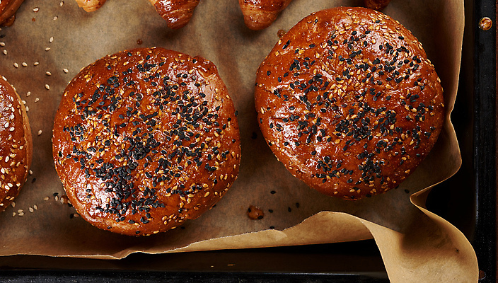 포토 JPG 해외이미지 재료 쟁반 실내 사람없음 하이앵글 햄버거 참깨번 햄버거빵 종이호일 해외포토 빵 뷰포인트 패스트푸드 내부 파일형식 이미지허브