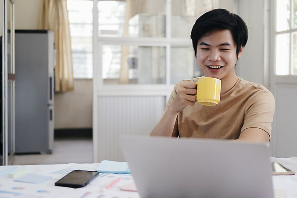 포토 JPG 해외이미지 학생 교육 인터넷 비즈니스 통신 휴식 거리 주택 대화 한명 스마트폰 핸드폰 스터디 사무실 교사 투자 온라인 인터넷주소 온라인강의 프리랜서 해외포토 직업 1 컨셉 말하기 사람 건물 전자제품 스마트기기 학습 강의 파일형식 언택트 이미지허브