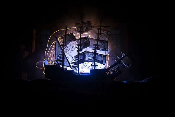 포토 JPG 해외이미지 실루엣 선 백그라운드 사람없음 빛 노란색 신비 해적선 돛대 해외포토 컬러 컨셉 배_교통 촬영기법 파일형식 이미지허브