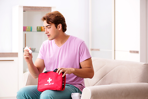 포토 JPG 해외이미지 남자 실내 한명 들기 앉기 상반신 성인 옆모습 구급상자 확인 성인남자한명만 해외포토 1 뷰포인트 모션 사람 내부 의료용품 남자한명만 성인남자만 파일형식 이미지허브