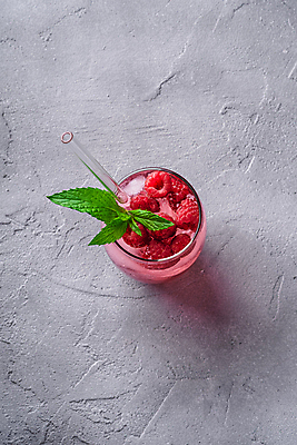 포토 JPG 해외이미지 분홍색 잔 빨대 그림자 사람없음 하이앵글 투명 민트 산딸기 콘크리트 해외포토 식기 뷰포인트 컬러 과일 허브 파일형식 이미지허브